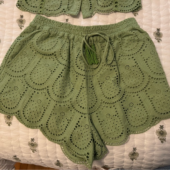 FARM Rio Pants - FARM Rio pineapple SHORTS
XS